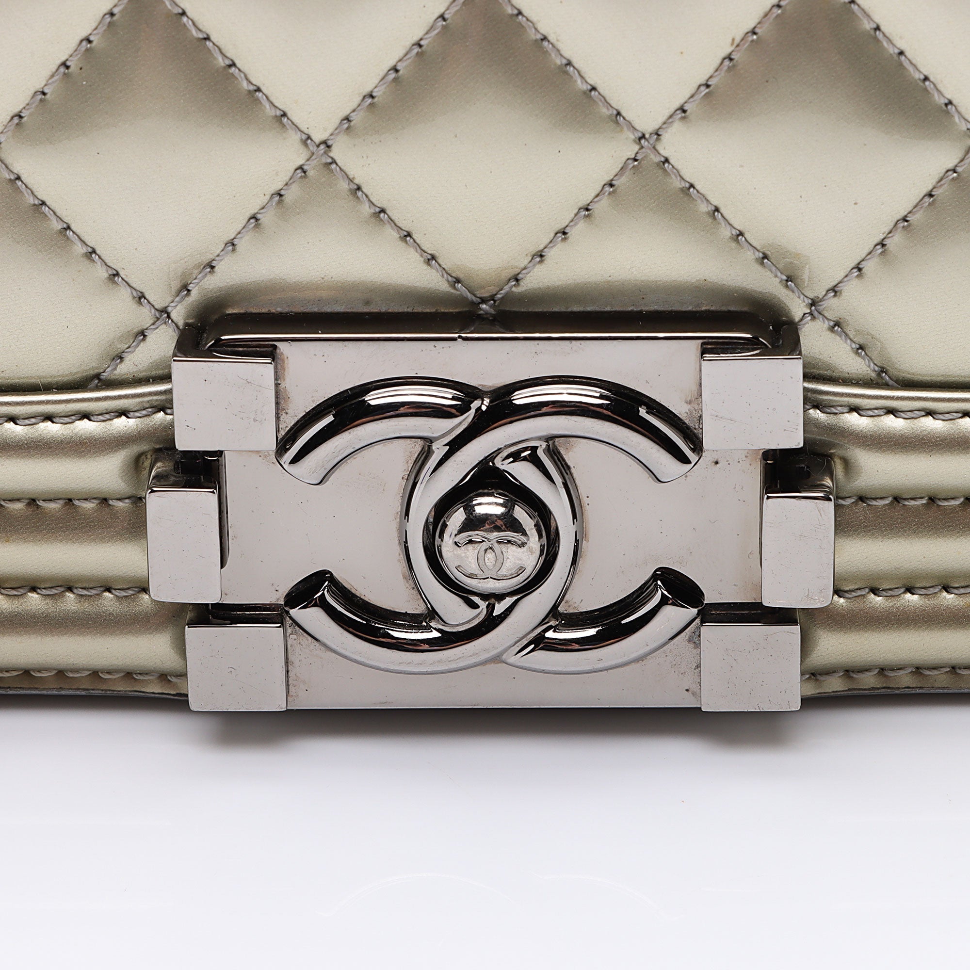 Chanel Metallic Patent Leather Old Medium Boy Bag (SHF-KF5y5y)