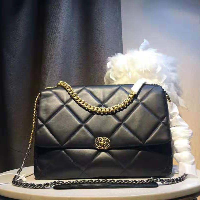 Chanel Women 19 Maxi Flap Bag in Goatskin Leather-Black