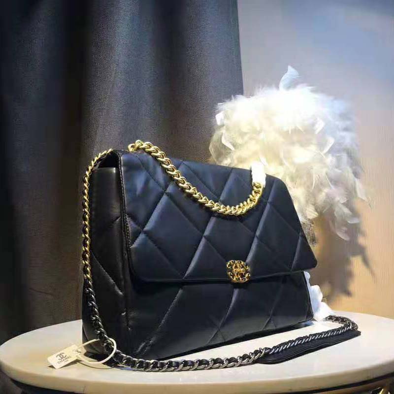 Chanel Women 19 Maxi Flap Bag in Goatskin Leather-Black