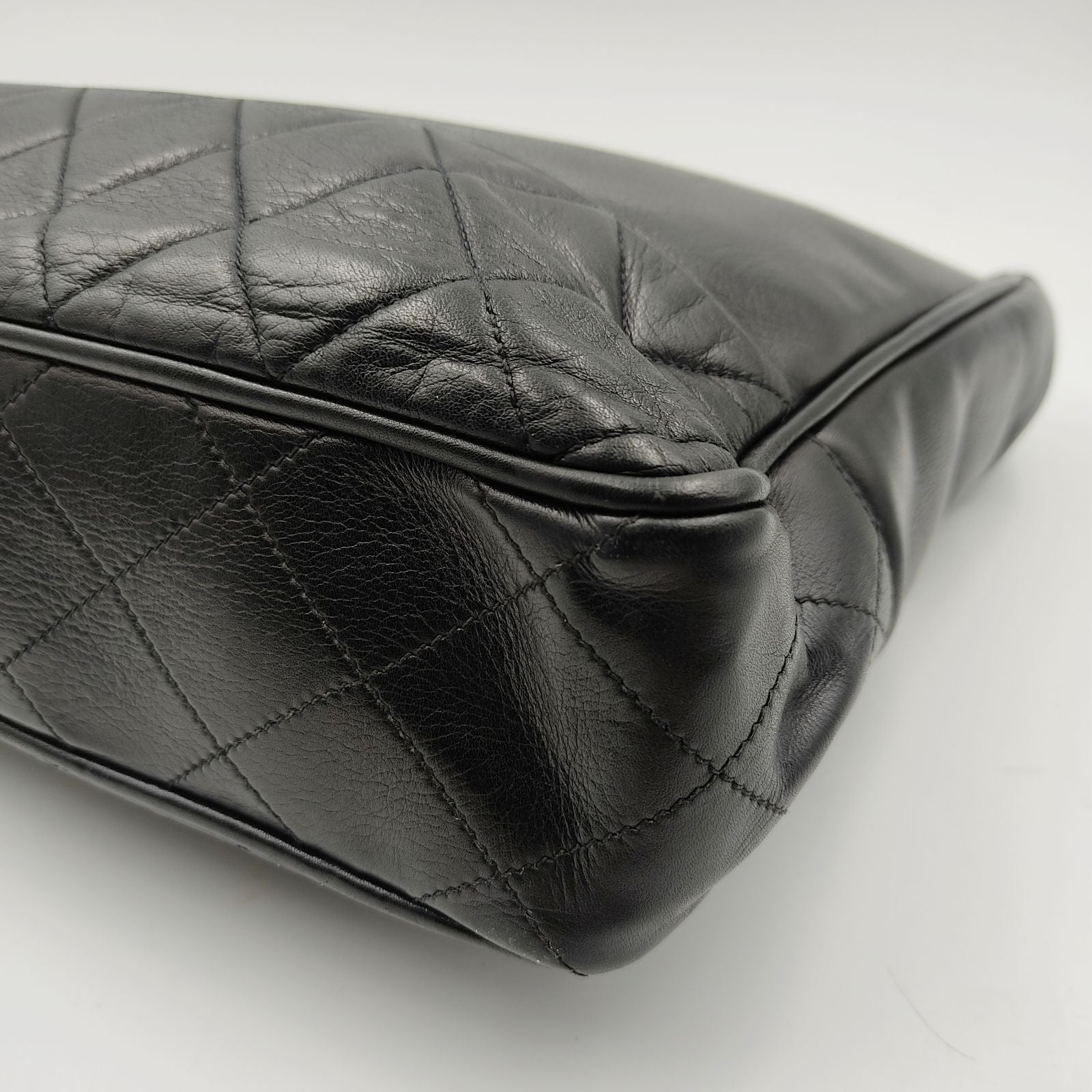 CHANEL Tote shoulder bag in black leather