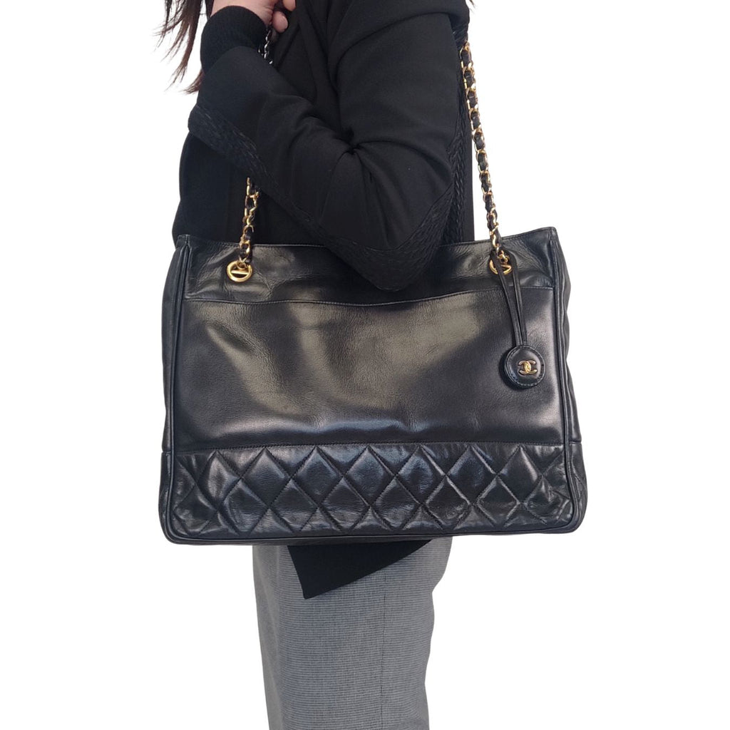 CHANEL Tote shoulder bag in black leather