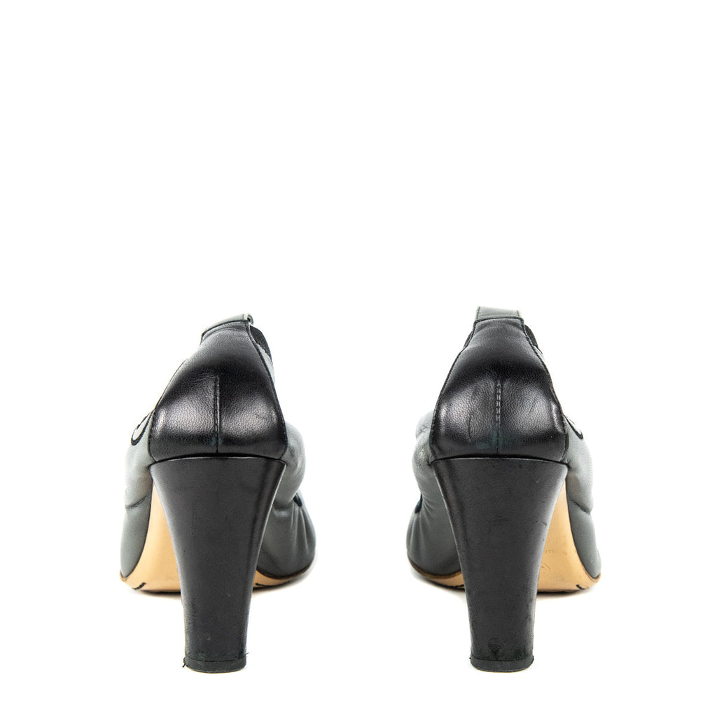 Chanel Gray & Black Leather Cap Toe Pumps Size 8.5 | EU 38.5