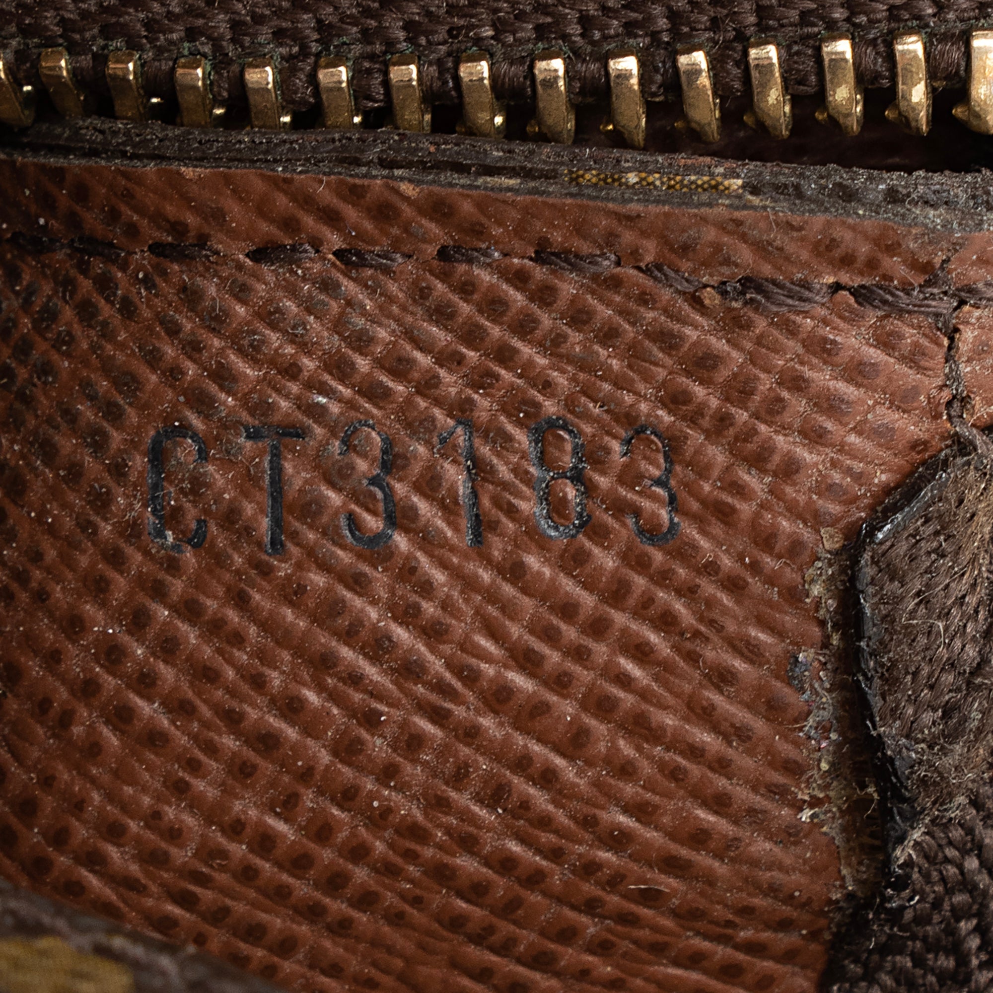 Louis Vuitton Monogram Canvas Key Pouch (SHF-lwo6sC)