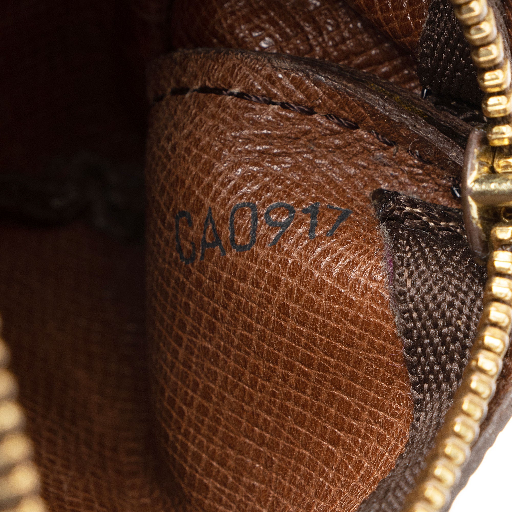 Louis Vuitton Vintage Monogram Canvas Key Pouch (SHF-OnAhFA)