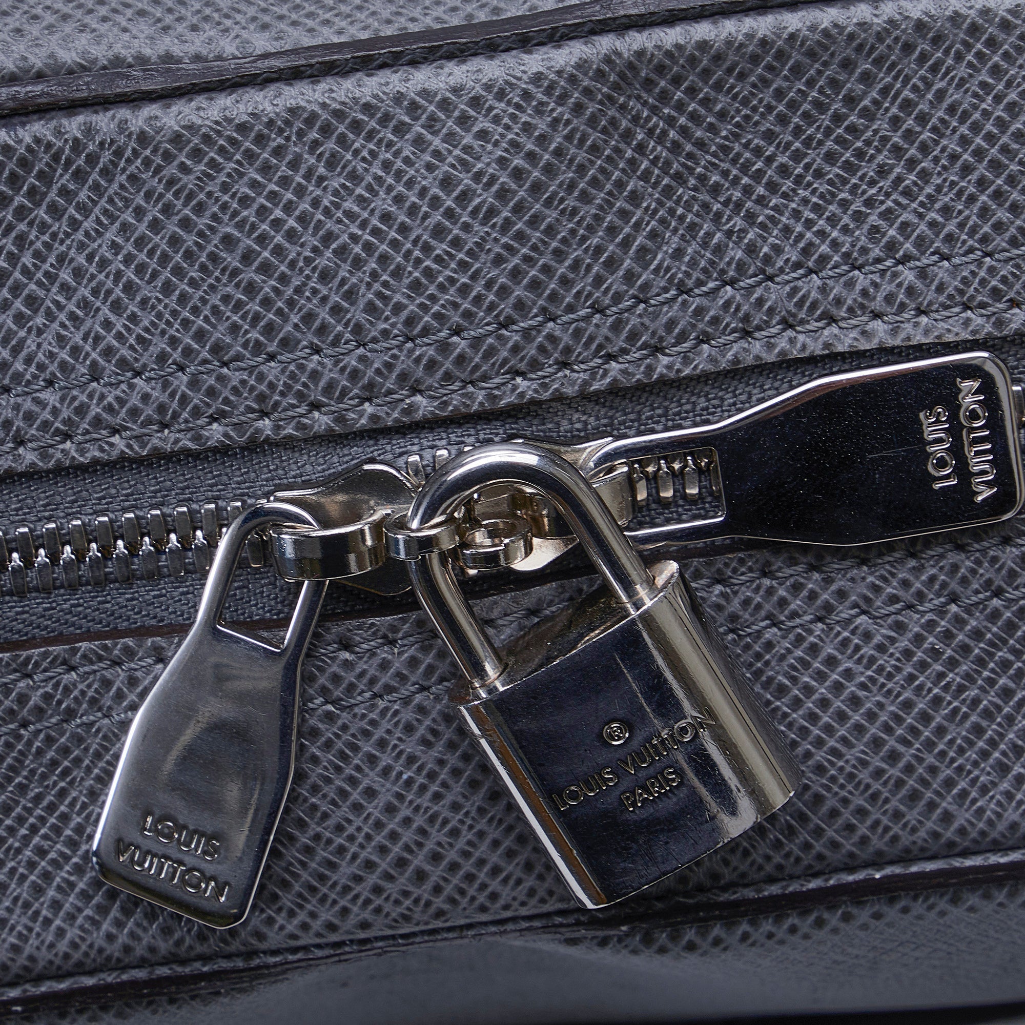 LOUIS VUITTON Taiga Porte-Documents Business MM Business Bag