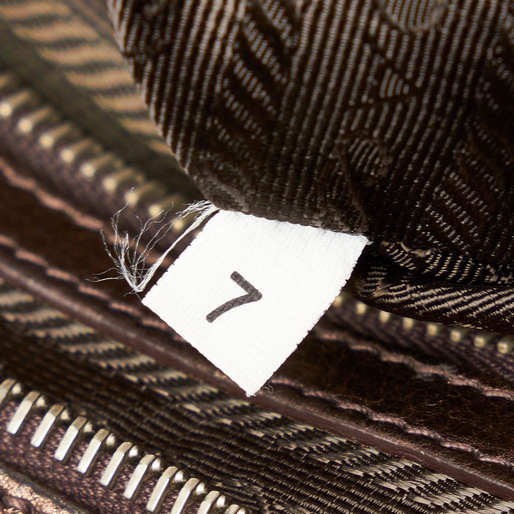 Prada Leather Shoulder Bag (SHG-Gq5jkR)