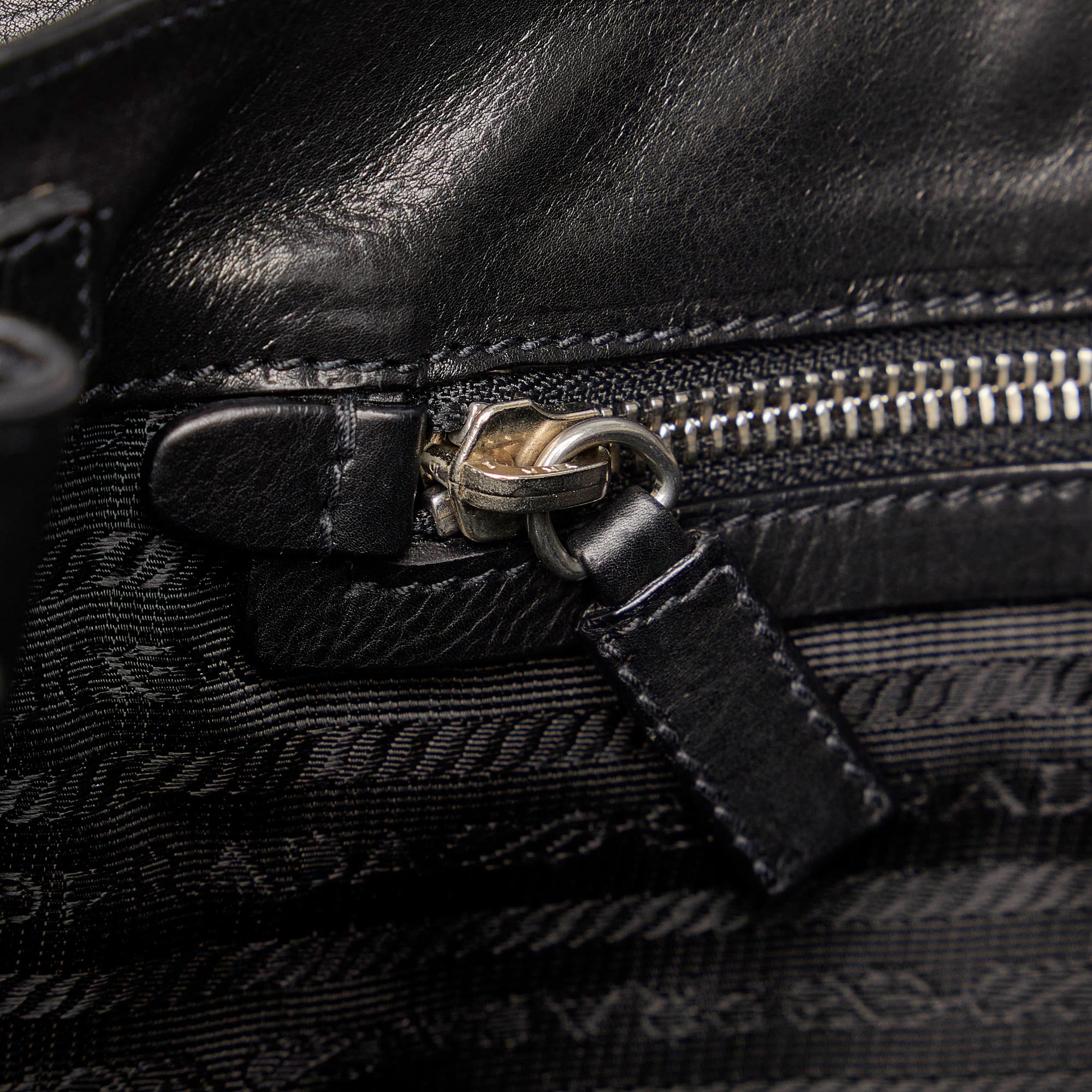 Prada Leather Shoulder Bag (SHG-kzN8pc)