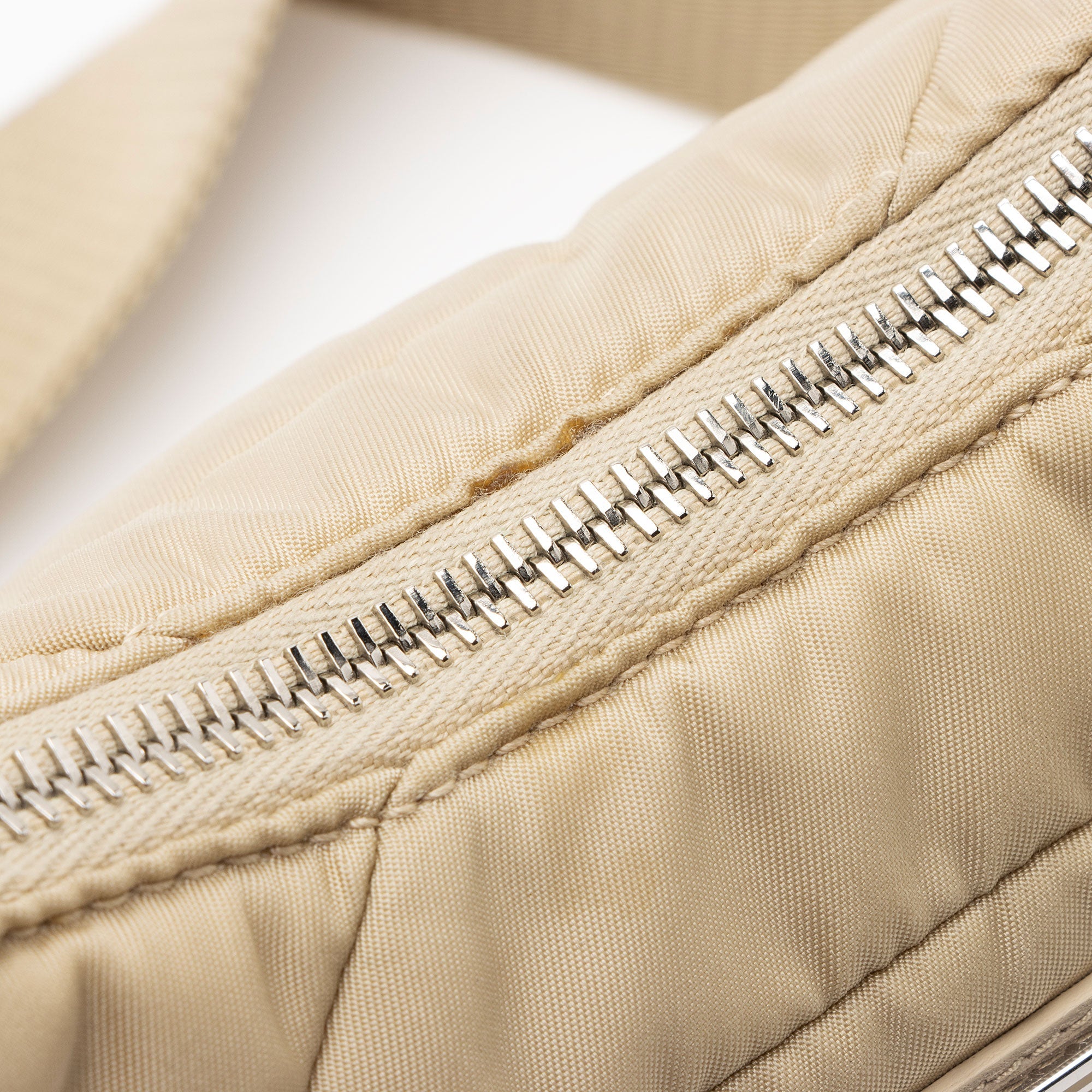 Prada Quilted Padded Re-Nylon Hobo (SHF-aLaT0R)