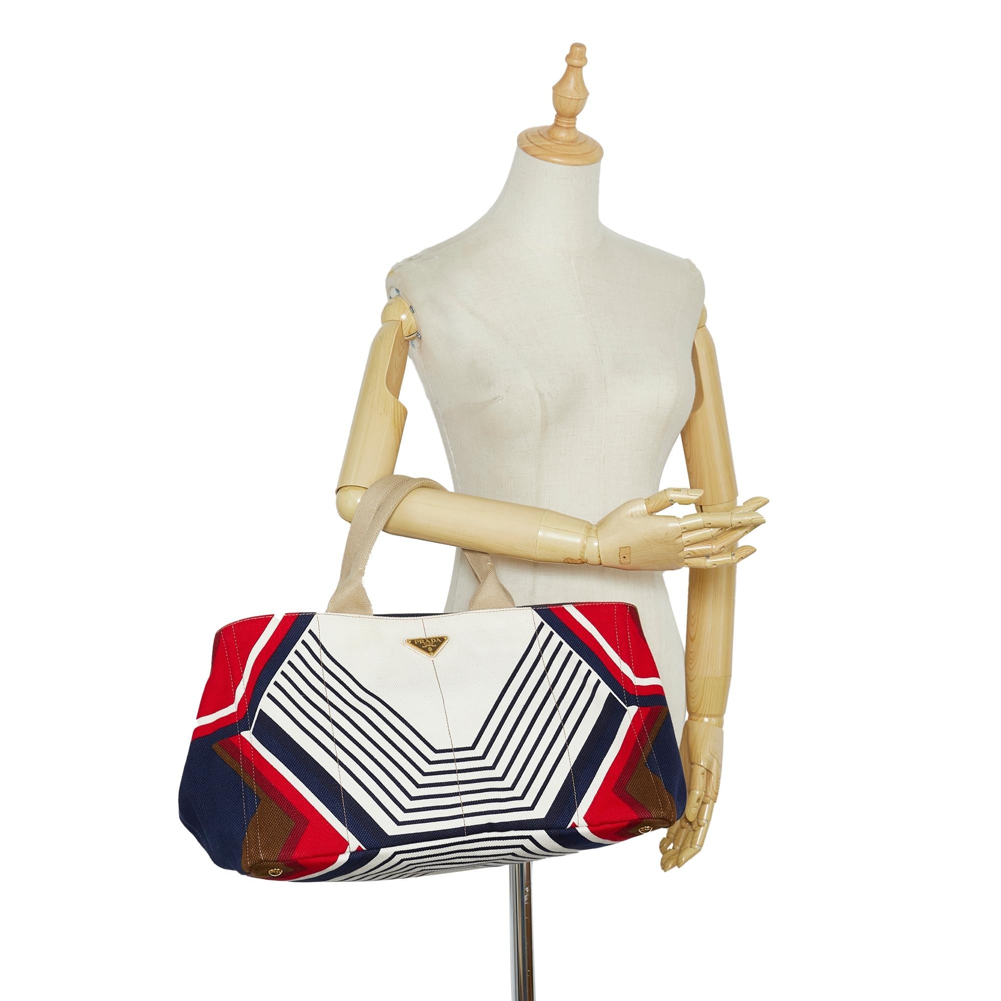 Prada Printed Canapa Tote (SHG-weCQKW)