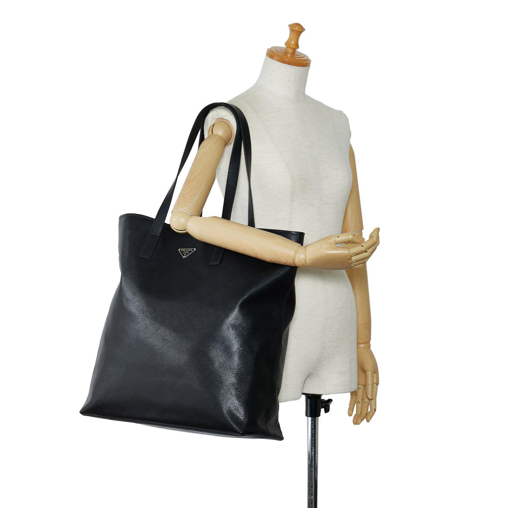 Prada Saffiano Cuir Tote (SHG-UwMCIn)