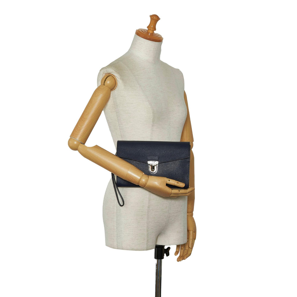 Prada Saffiano Envelope Pushlock Clutch (SHG-iFz9ge)