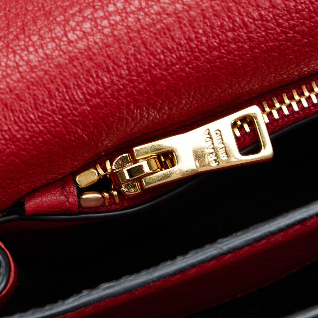 Prada Vitello Daino Small Flap Crossbody Bag (SHG-BJdk4X)