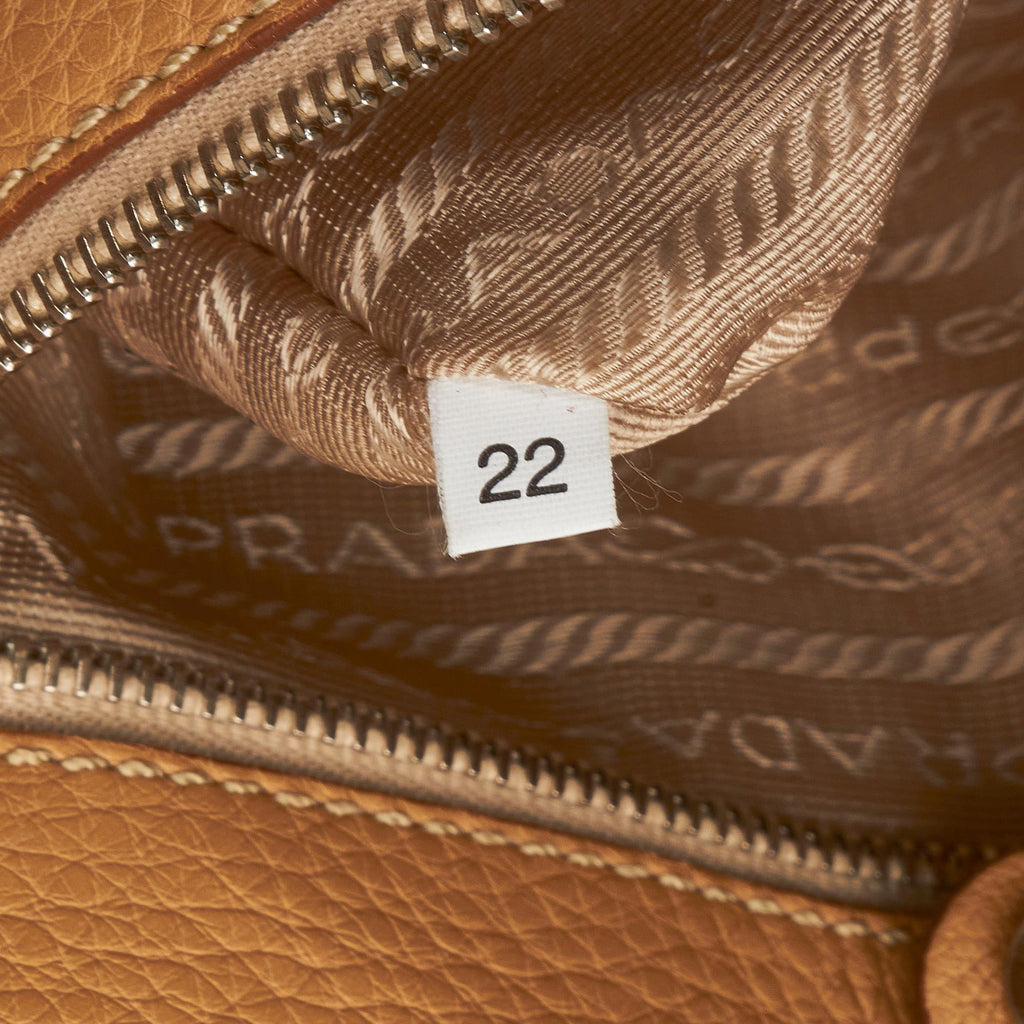 Prada Vitello Daino Tote (SHG-FC6pGa)