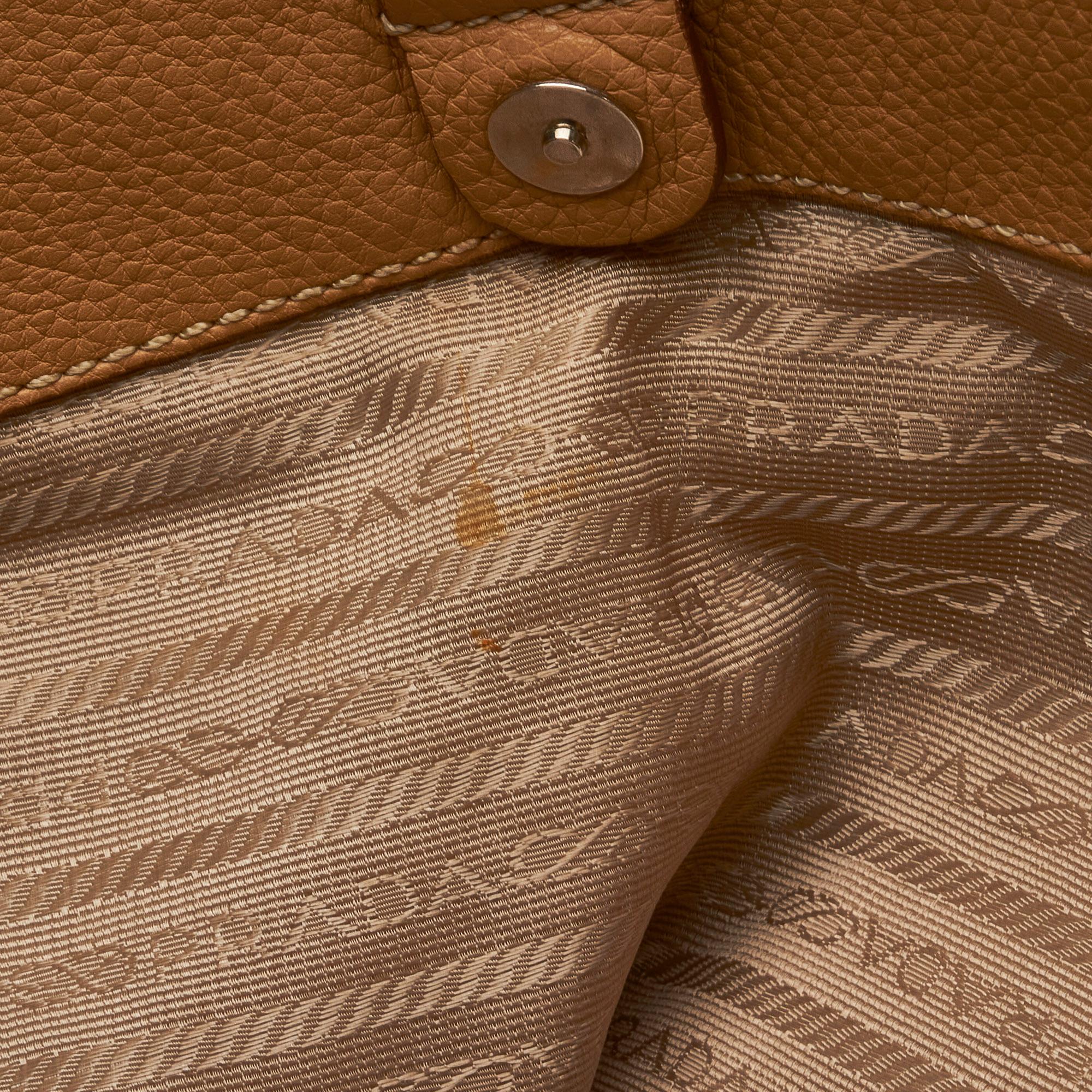 Prada Vitello Daino Tote (SHG-FC6pGa)