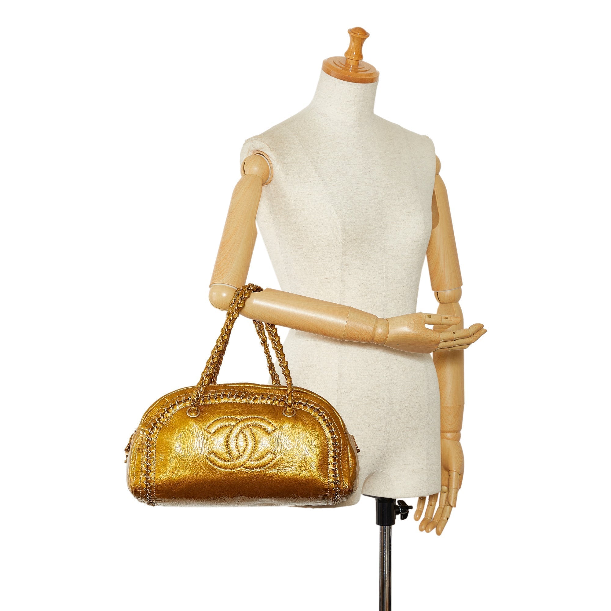 CHANEL Luxe Ligne Bowler Bag