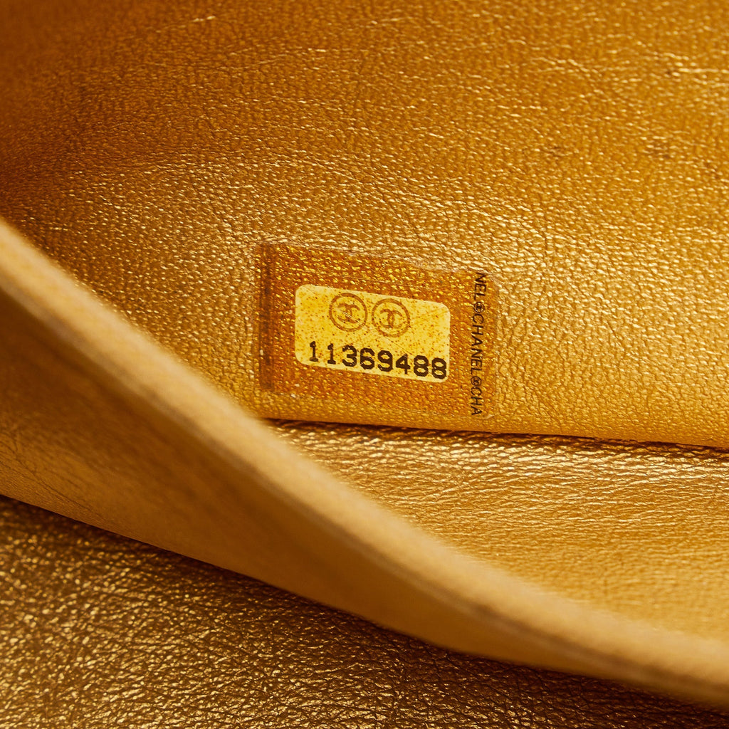 CHANEL Luxe Ligne Bowler Bag