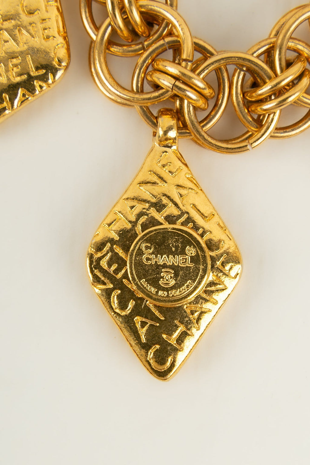 Collier dor�� Chanel