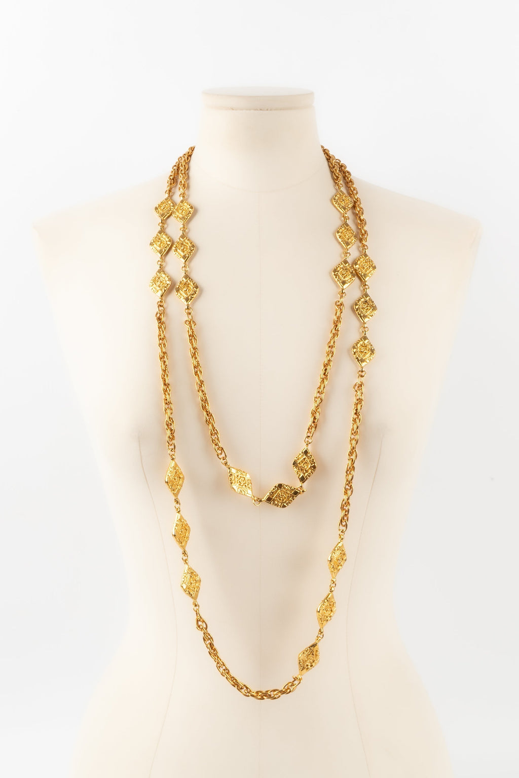 Collier / sautoir en m��tal dor�� Chanel