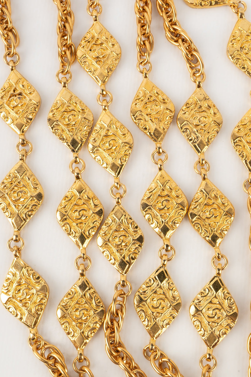 Collier / sautoir en m��tal dor�� Chanel