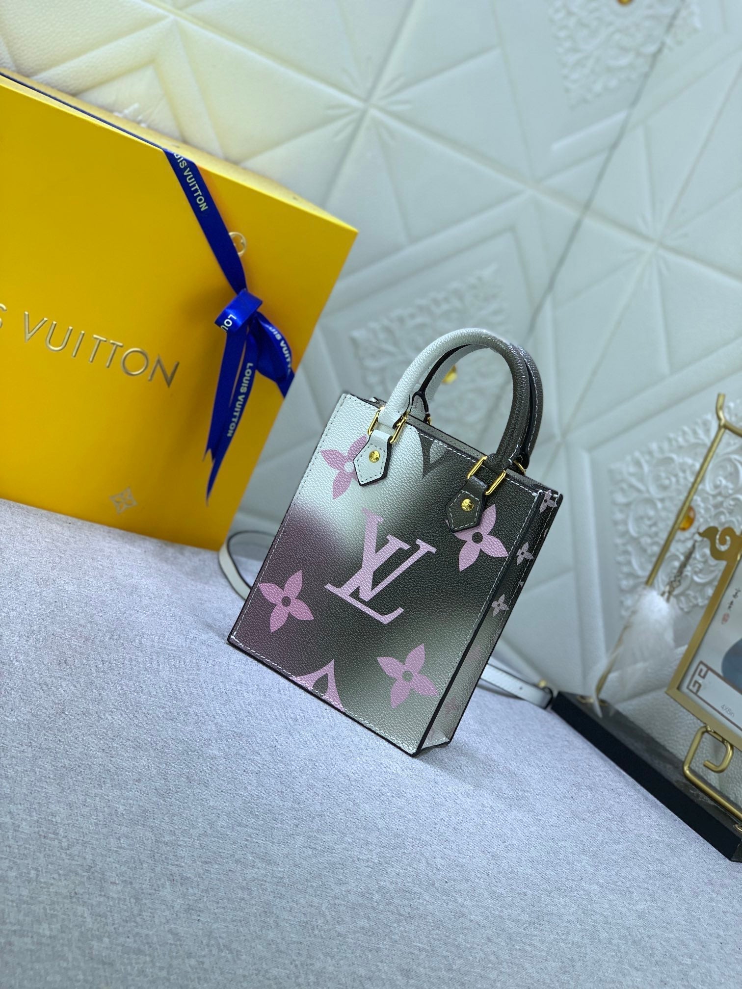 Luxury Bags Louis Vuitton  823