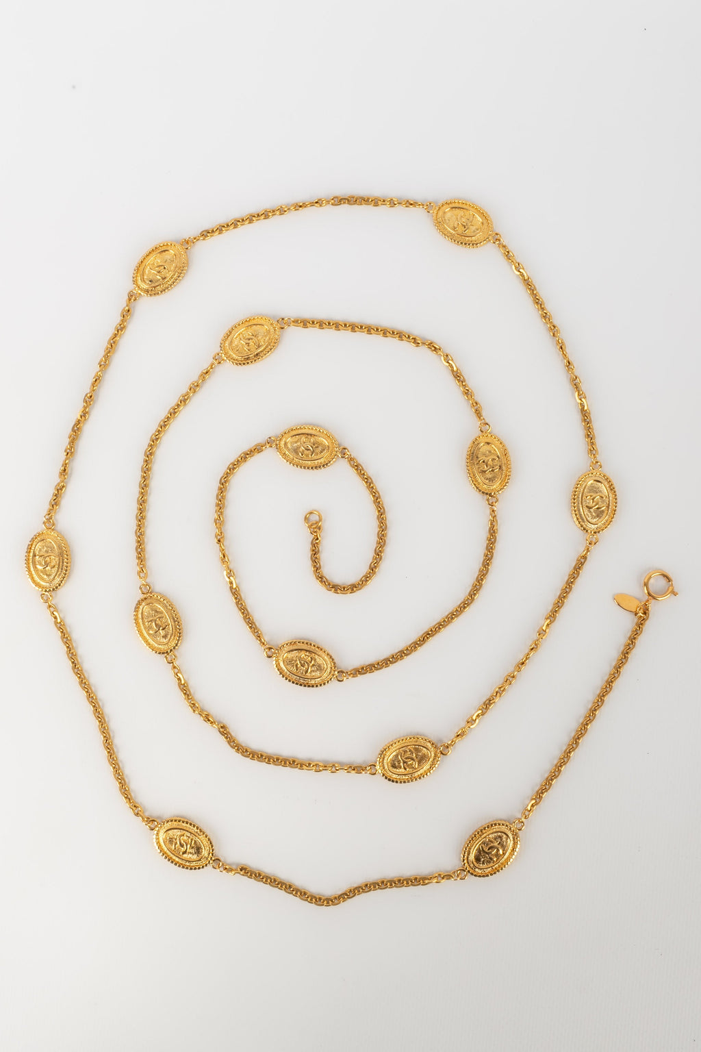 Collier / Sautoir en m��tal dor�� Chanel 1980's