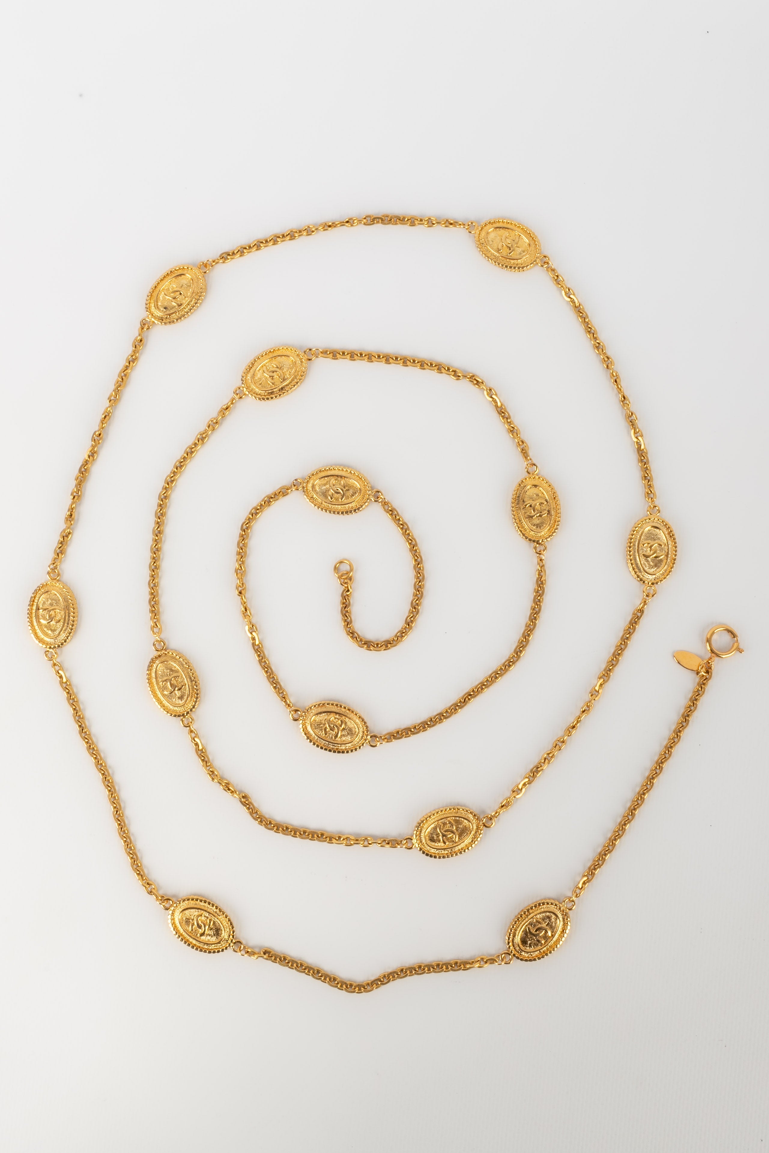Collier / Sautoir en m��tal dor�� Chanel 1980's