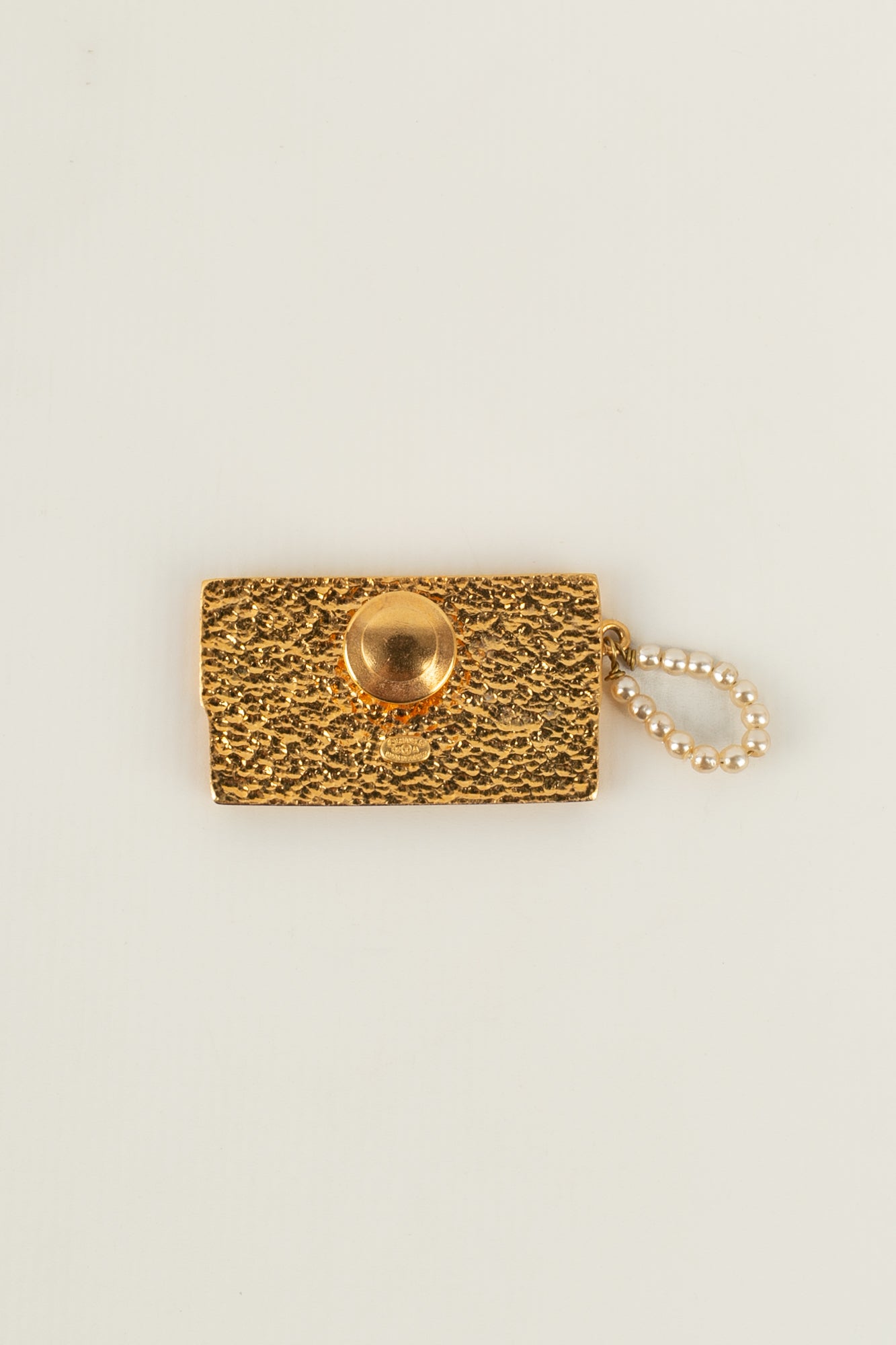 Broche / Pins "sac à main" Chanel 2002