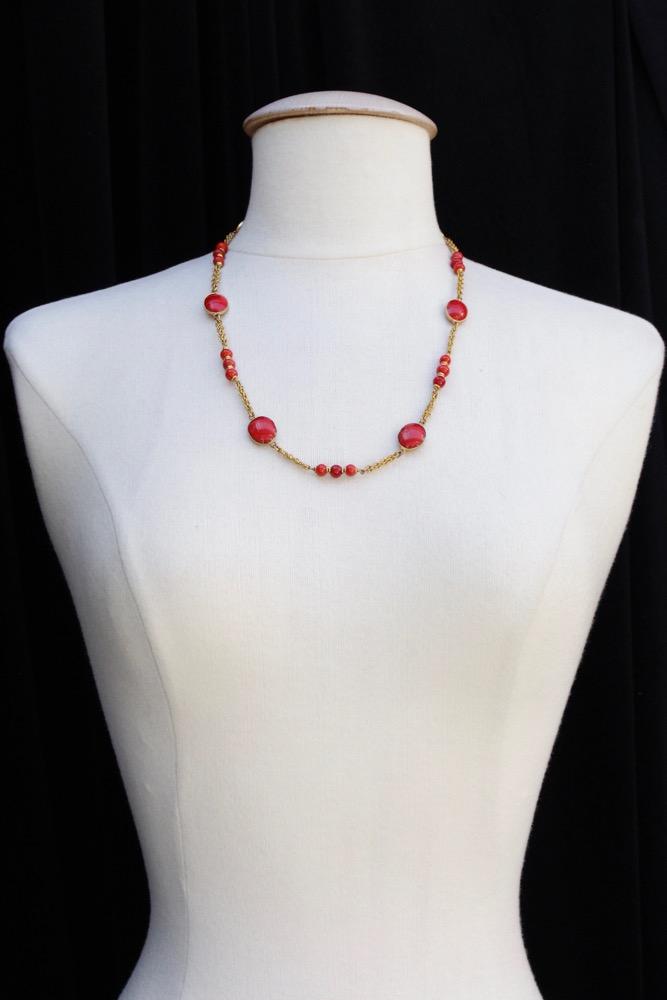Collier dor�� en p��te de verre Chanel (Attribu�� ��)