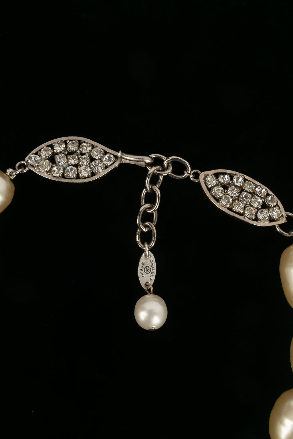 Collier cam��lia Chanel 1984