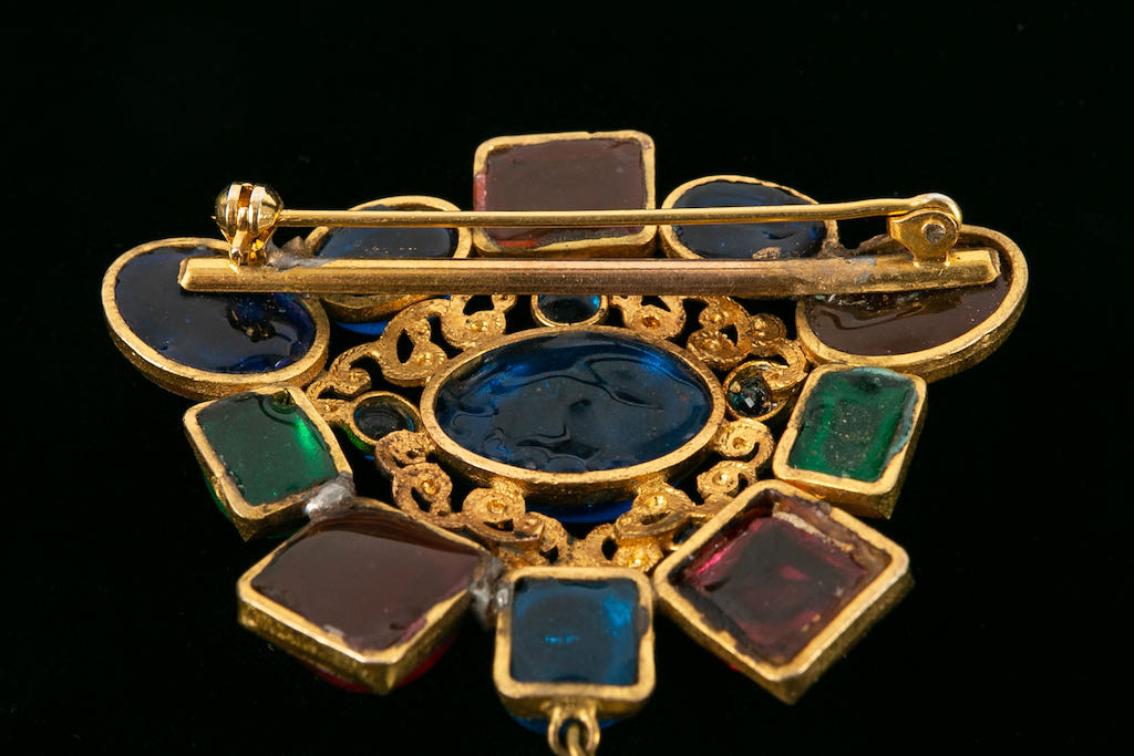 Broche en pâte de verre Chanel