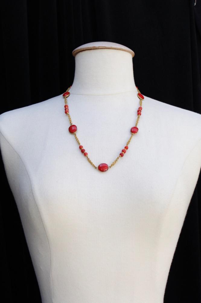 Collier dor�� en p��te de verre Chanel (Attribu�� ��)