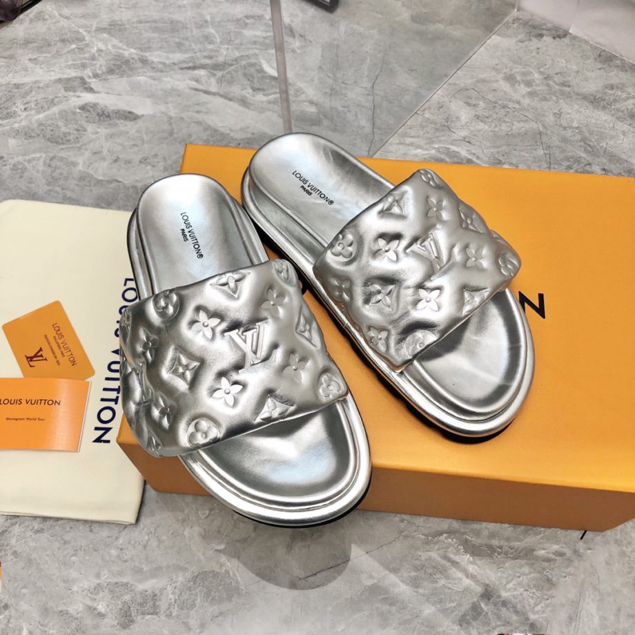 louis vuitton Women's Pool Pillow Flat Comfort Mule Sliver For Women 1AACEM