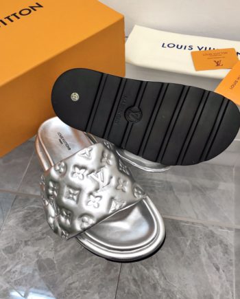 louis vuitton Women's Pool Pillow Flat Comfort Mule Sliver For Women 1AACEM