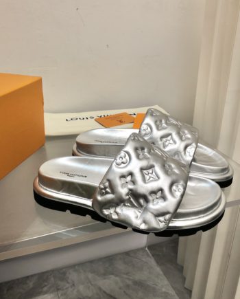 louis vuitton Women's Pool Pillow Flat Comfort Mule Sliver For Women 1AACEM