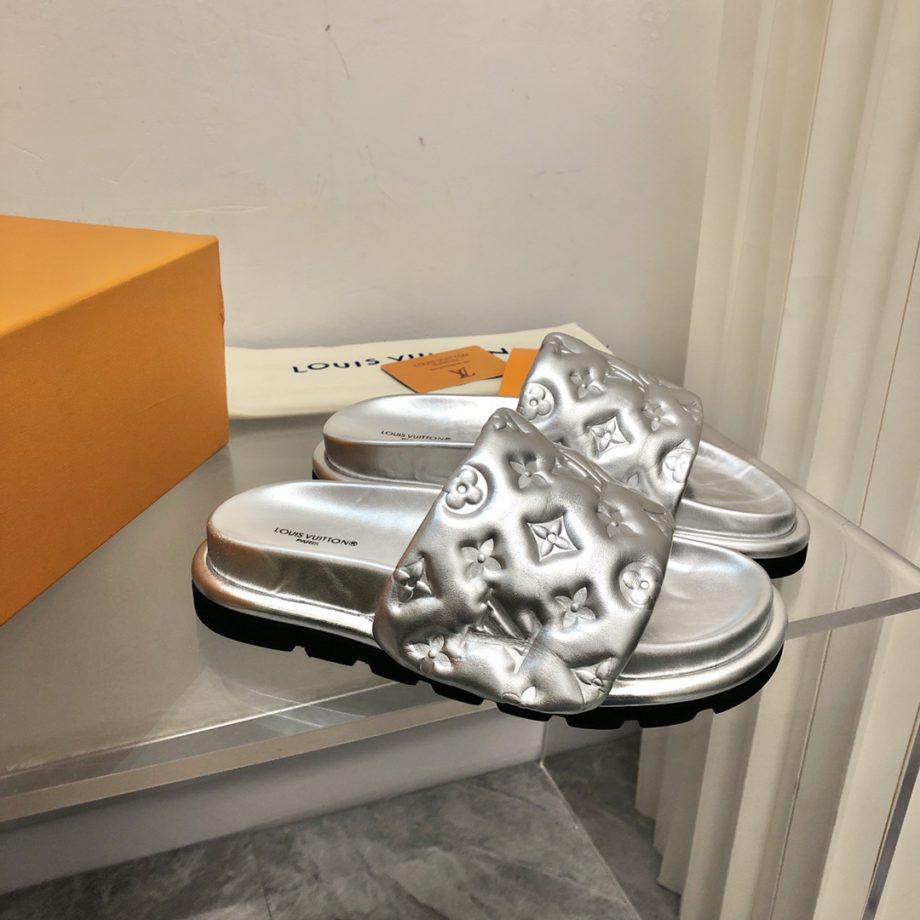 louis vuitton Women's Pool Pillow Flat Comfort Mule Sliver For Women 1AACEM