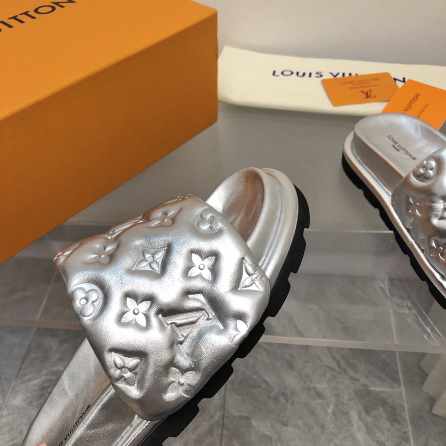 louis vuitton Women's Pool Pillow Flat Comfort Mule Sliver For Women 1AACEM