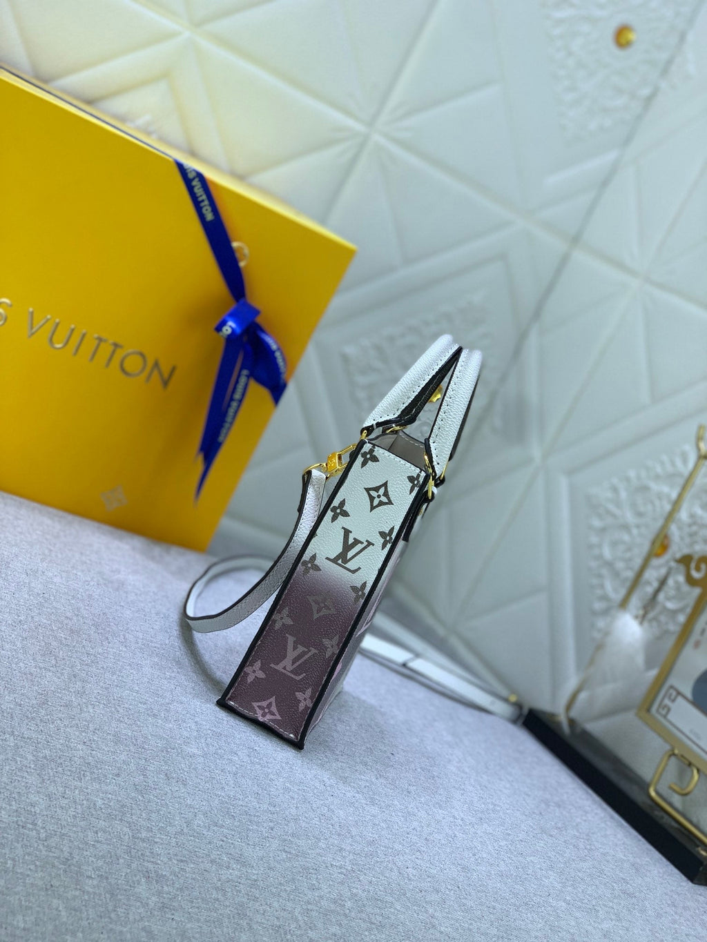 Luxury Bags Louis Vuitton  823