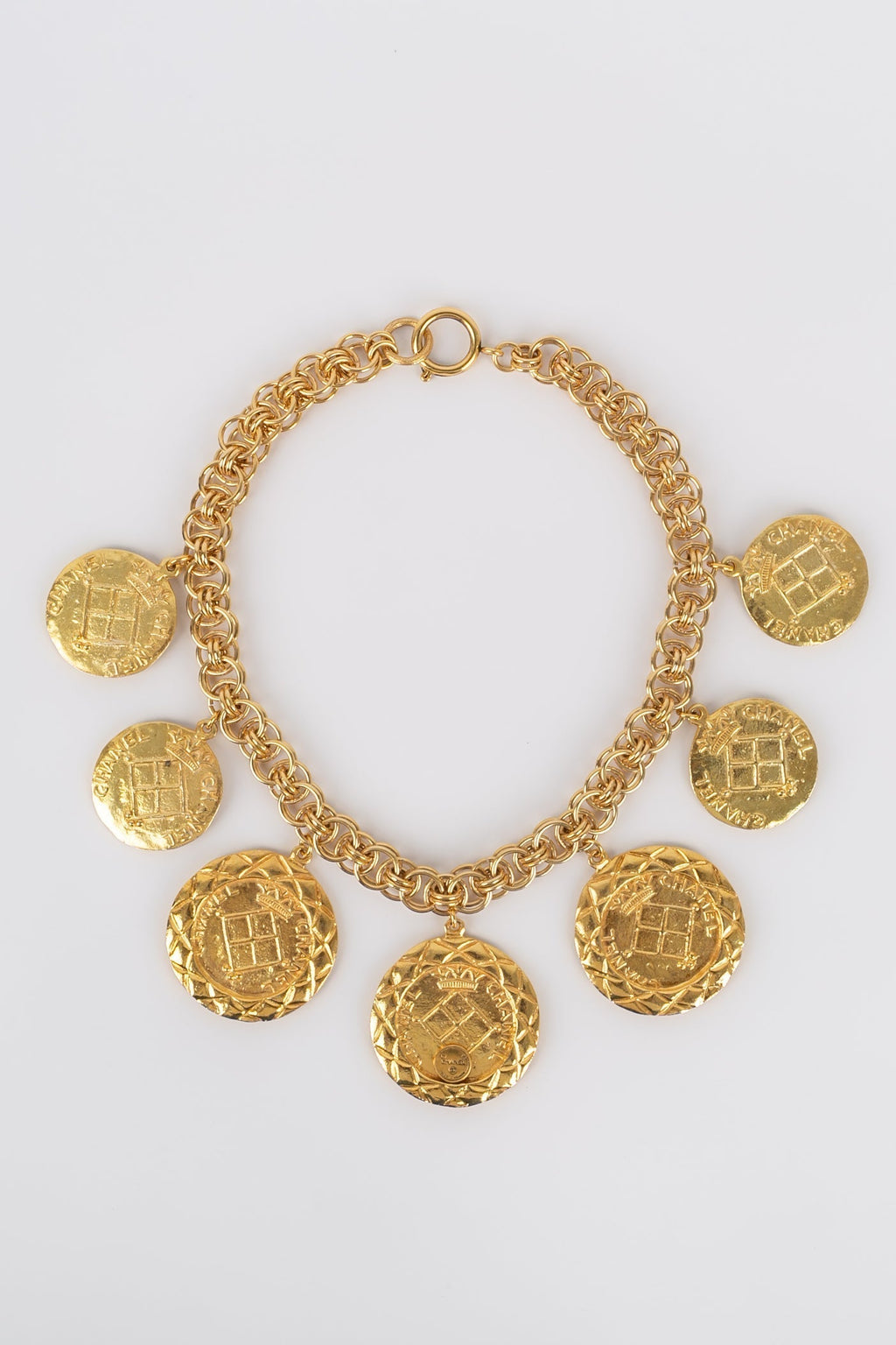 Collier dor�� Chanel