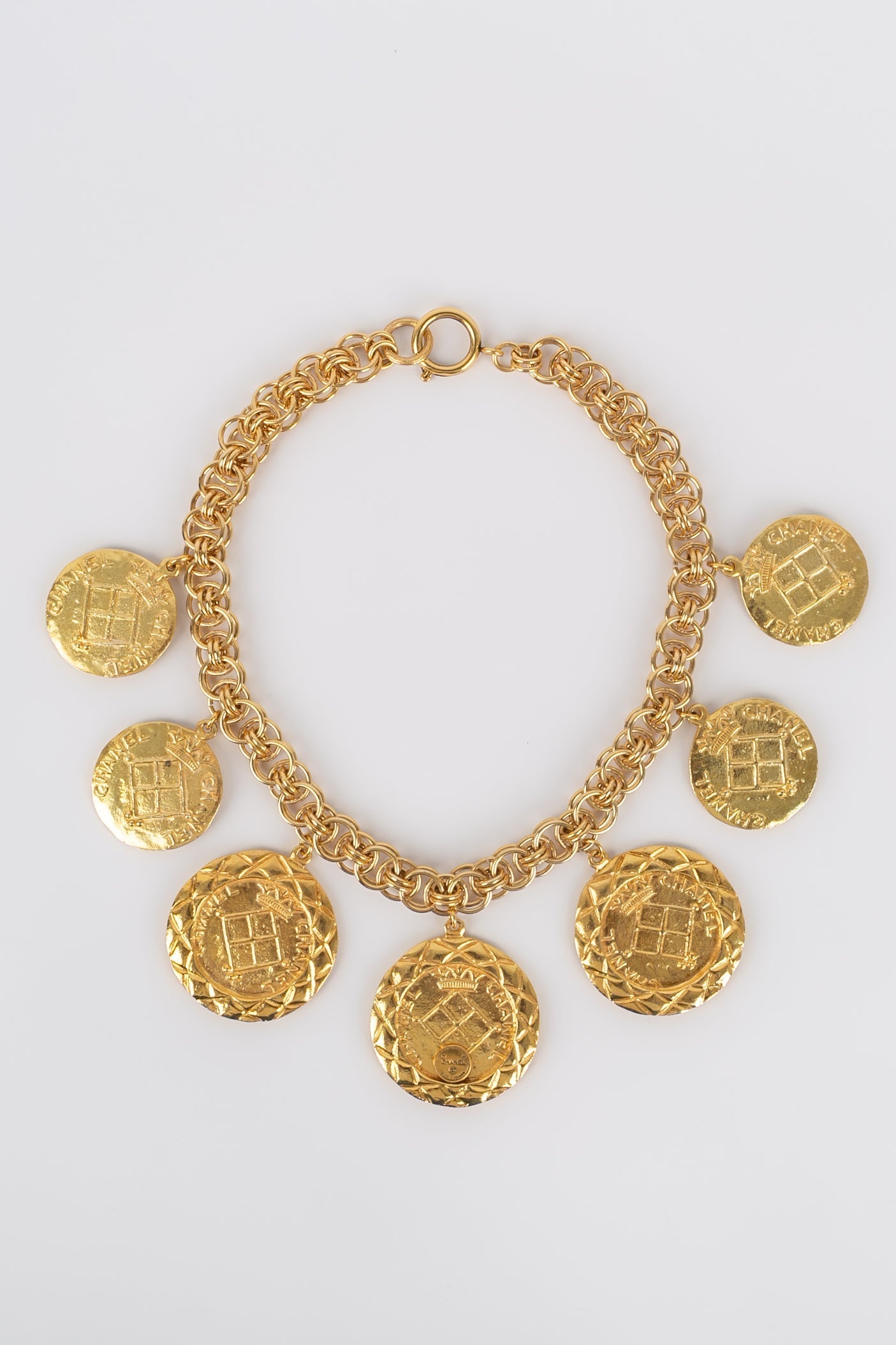 Collier dor�� Chanel