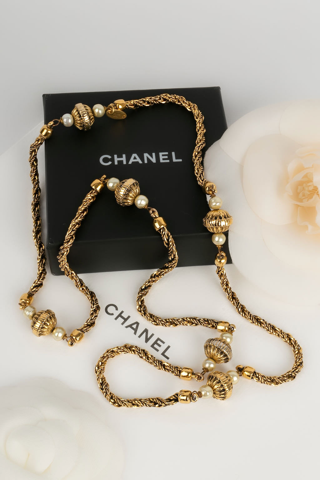 Collier dor�� Chanel 1984