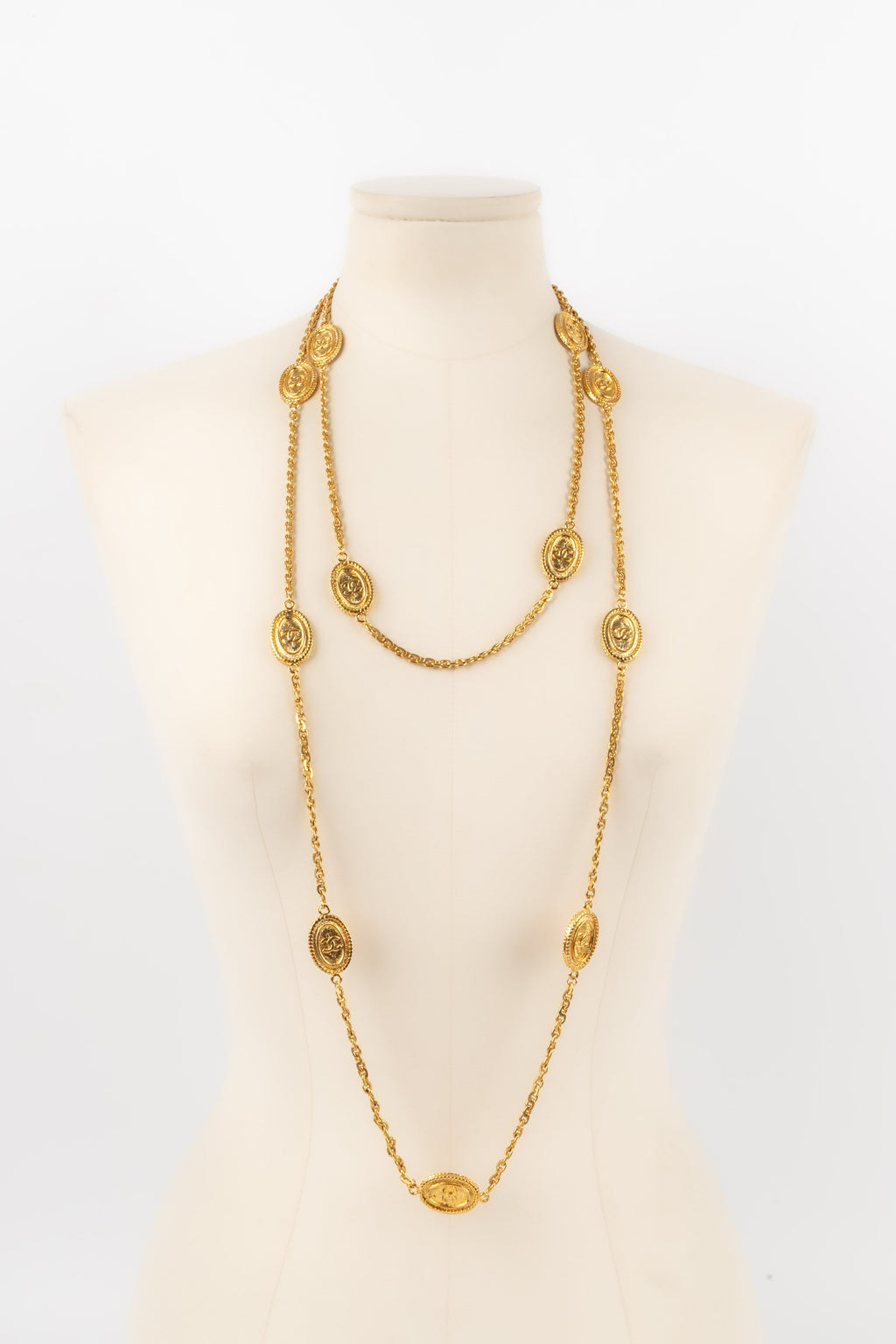Collier / Sautoir en m��tal dor�� Chanel 1980's