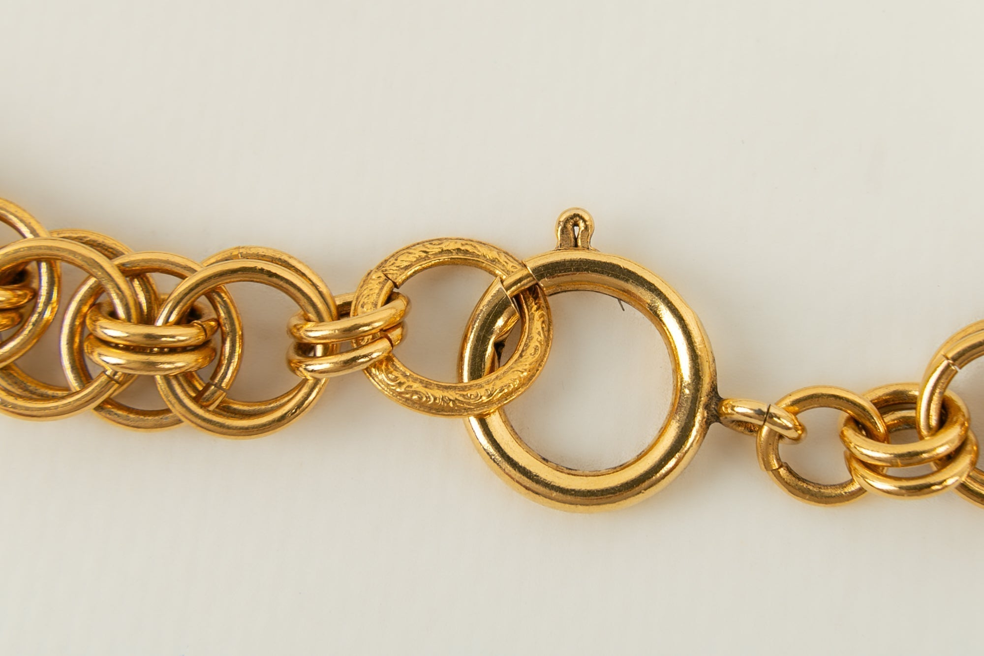 Collier dor�� Chanel