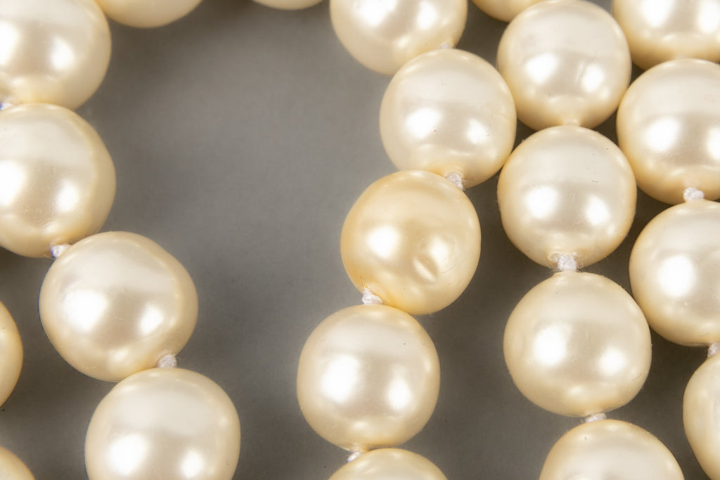 Collier / sautoir de perles nacr��es Chanel