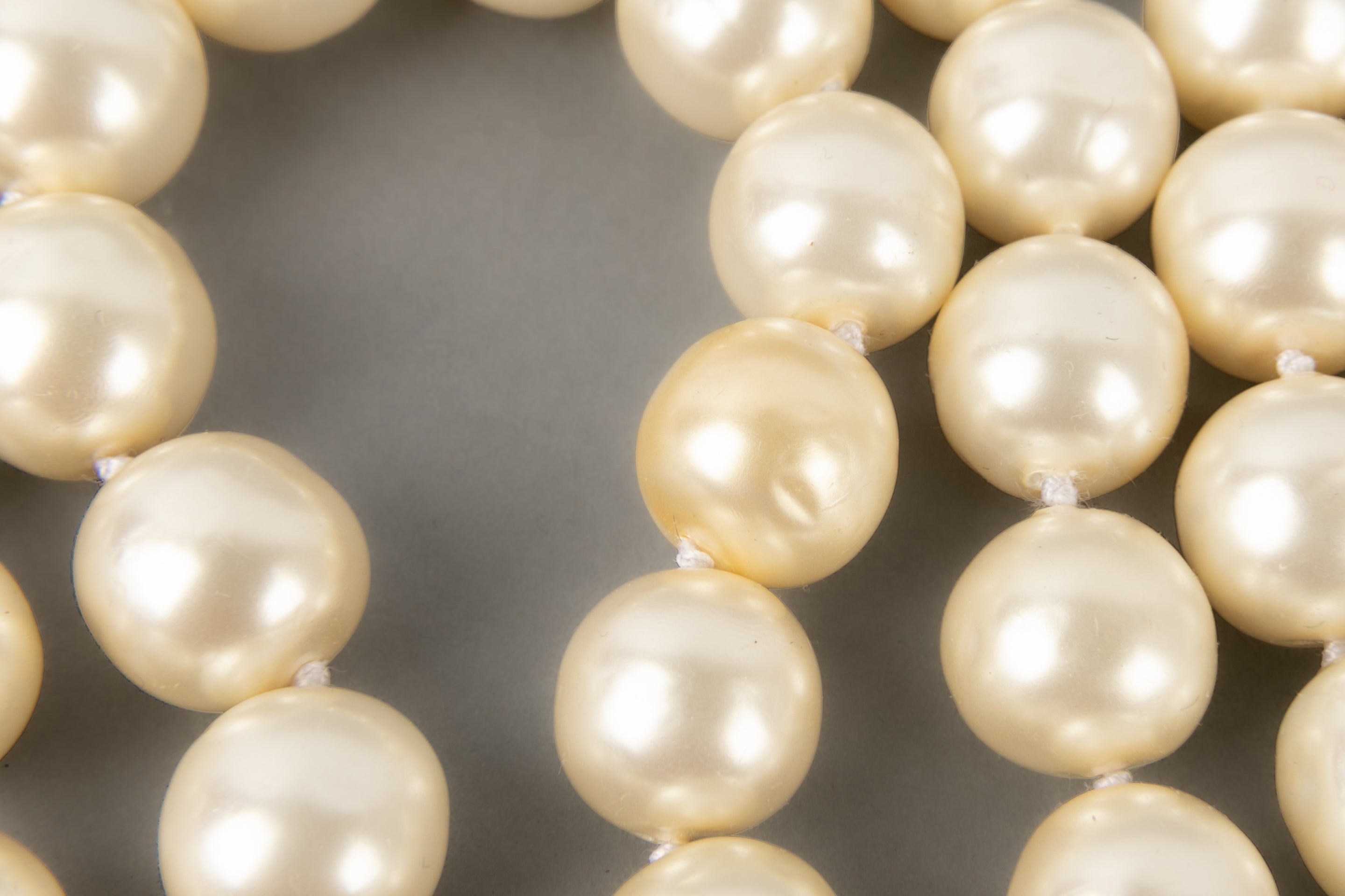 Collier / sautoir de perles nacr��es Chanel