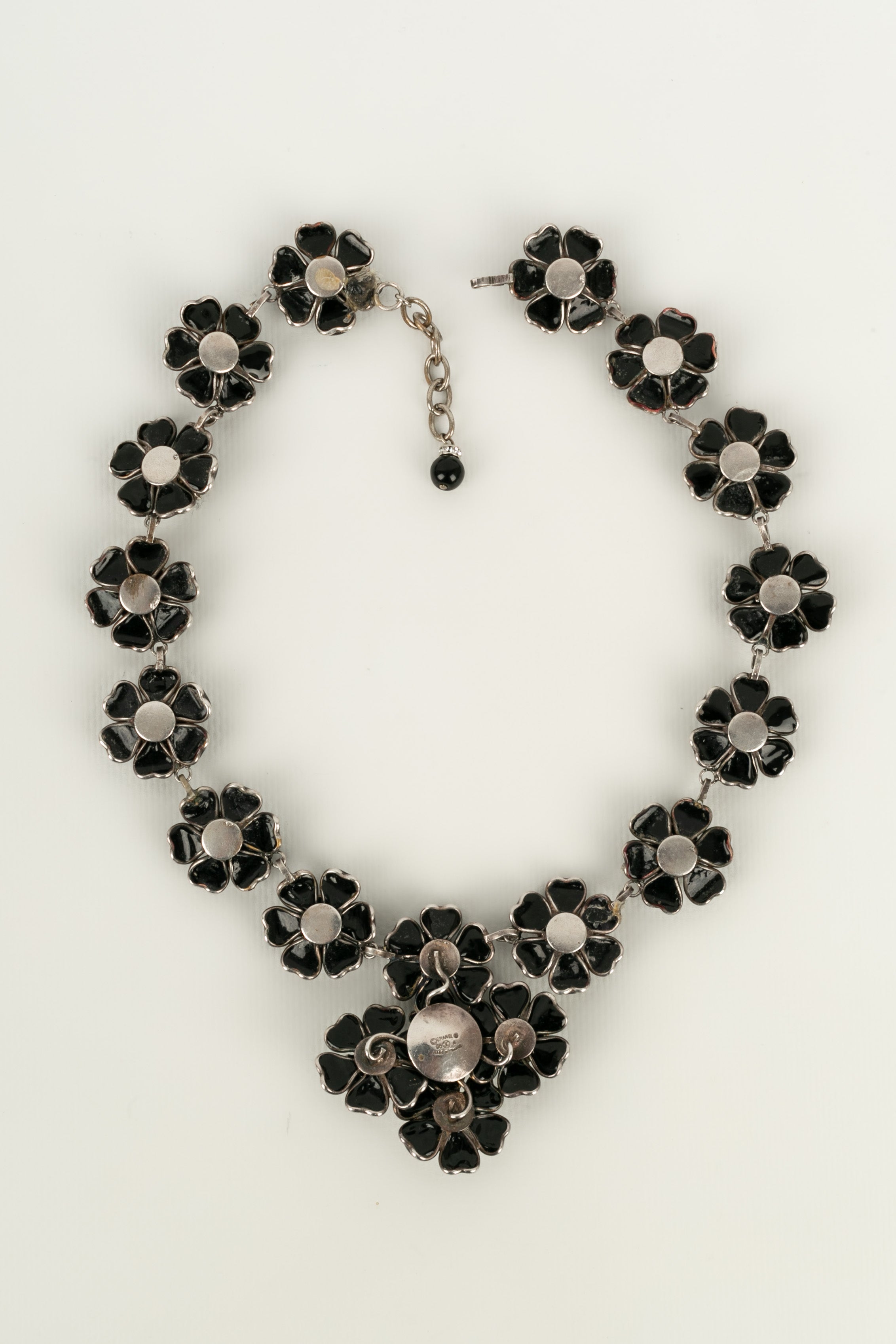 Collier cam��lias en p��te de verre Chanel