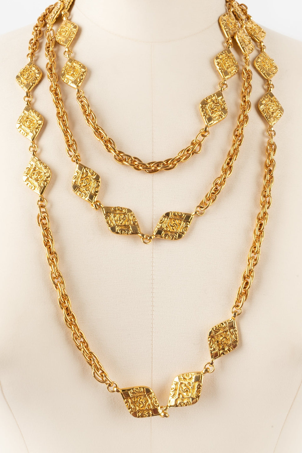 Collier / sautoir en m��tal dor�� Chanel
