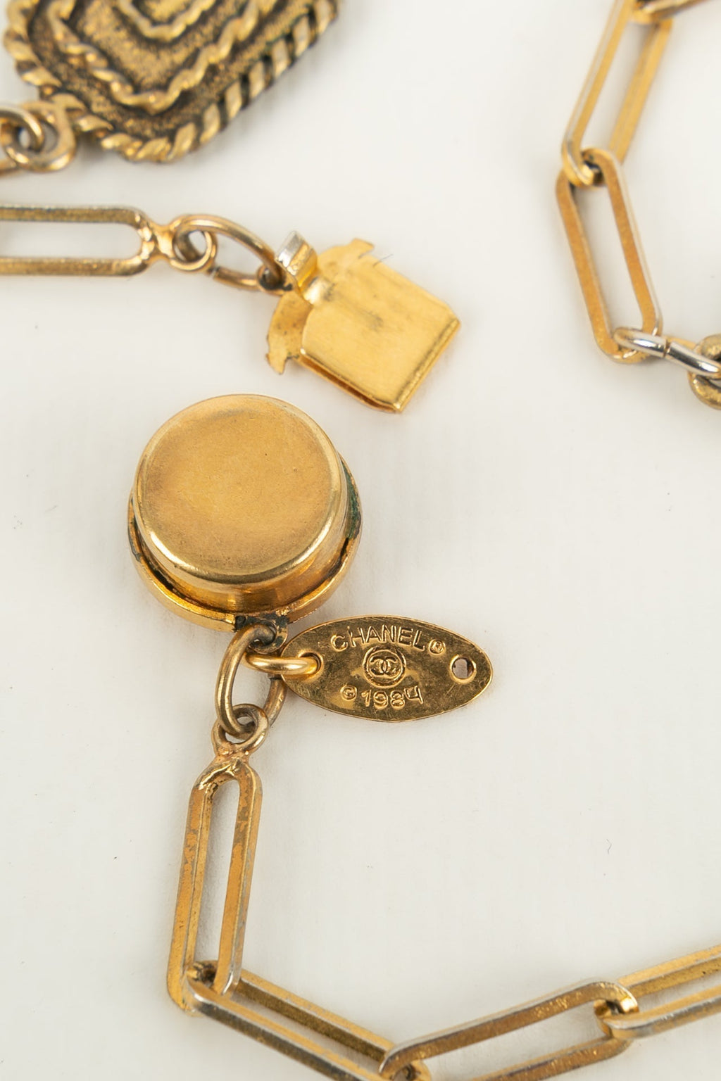 Collier dor�� Chanel 1984