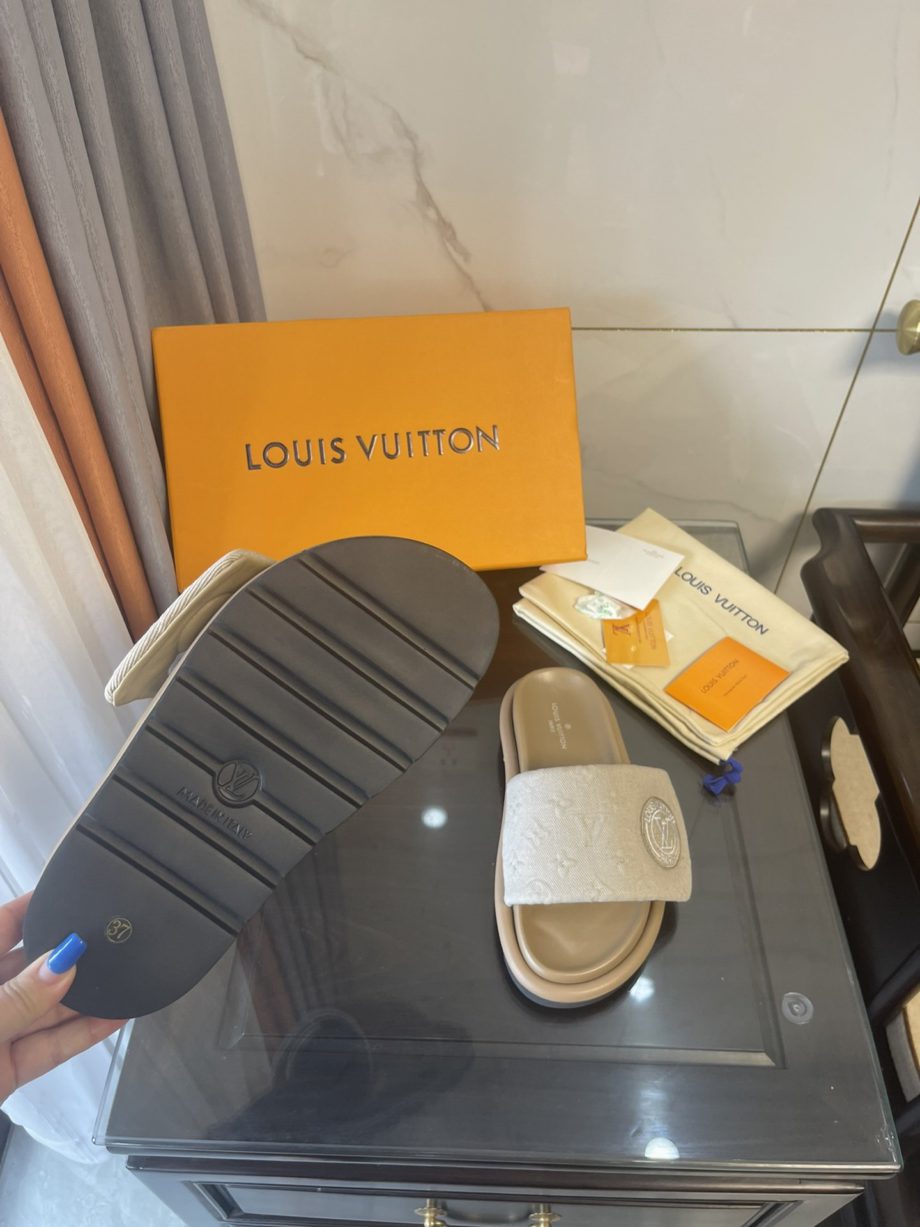 louis vuitton Women's Pool Pillow Comfort Flat Mule Beige For Women