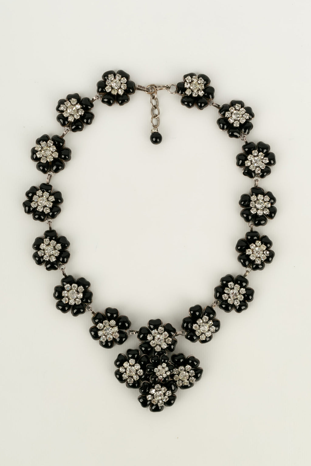 Collier cam��lias en p��te de verre Chanel