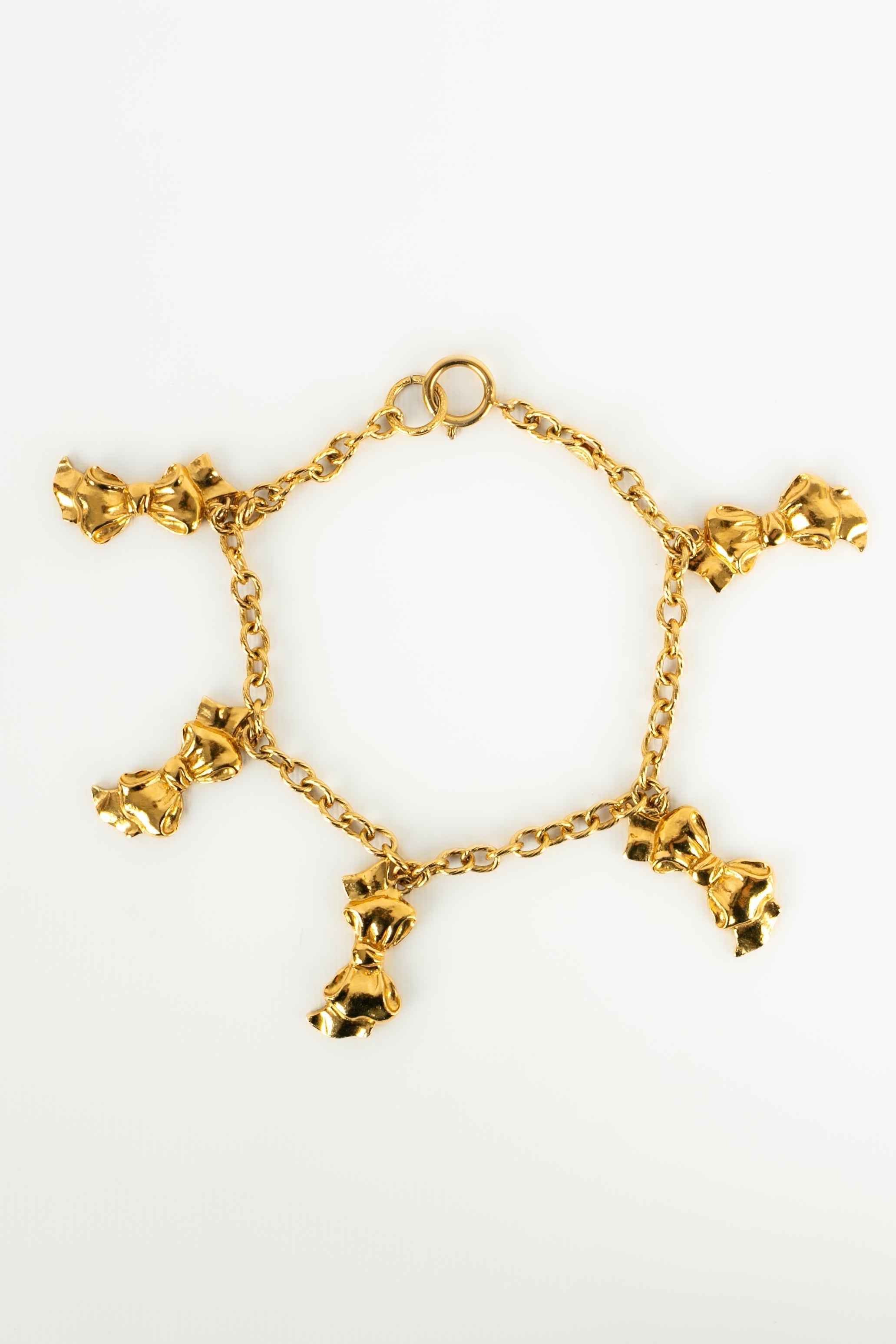 Collier dor�� Chanel